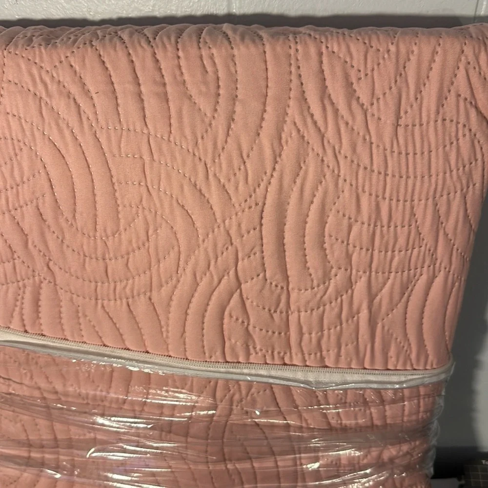 Simple Elegance King Size Quilt / Coverlet Quilt Set Hypoallergenic color blush